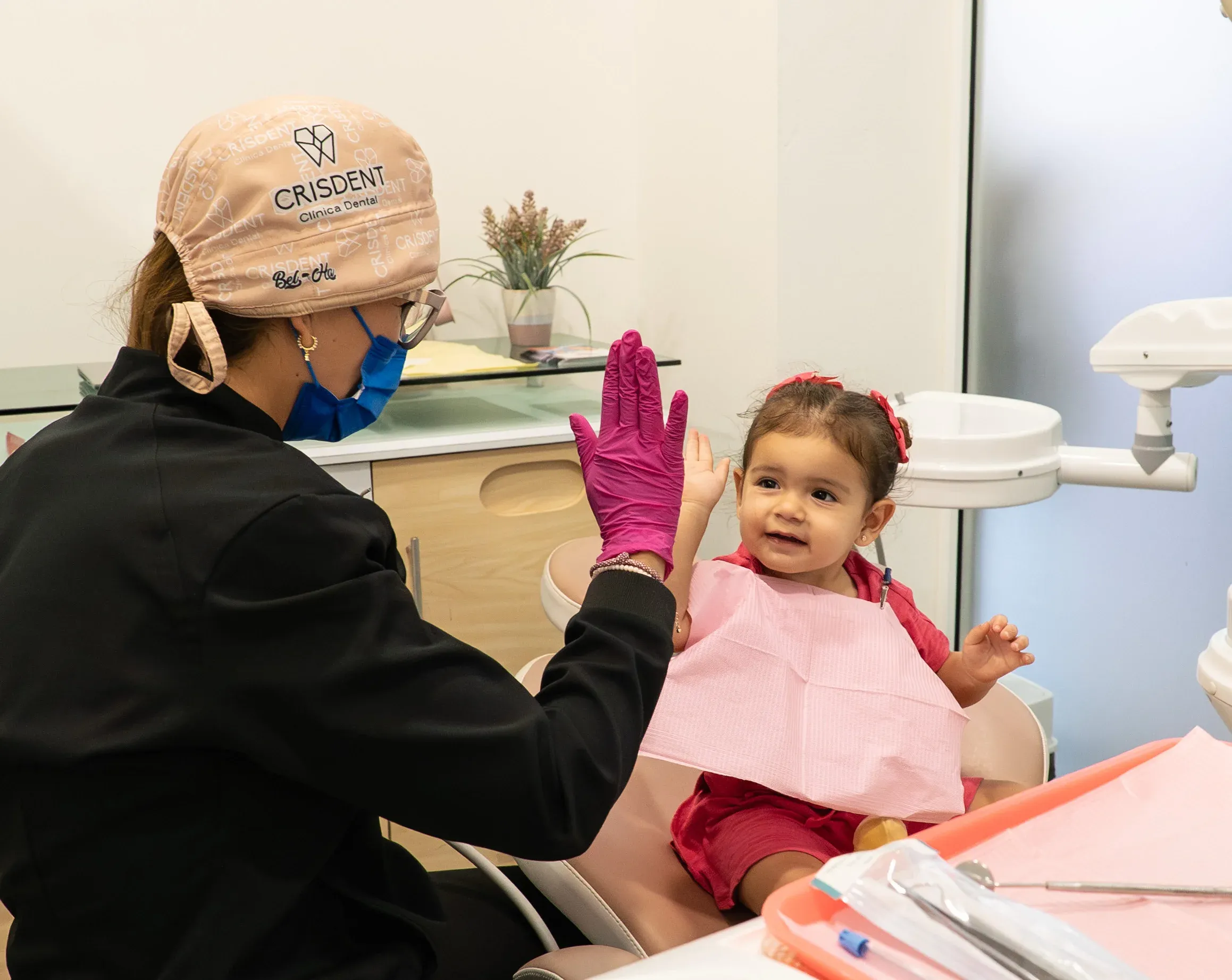 Niño sonriendo en el consultorio dental